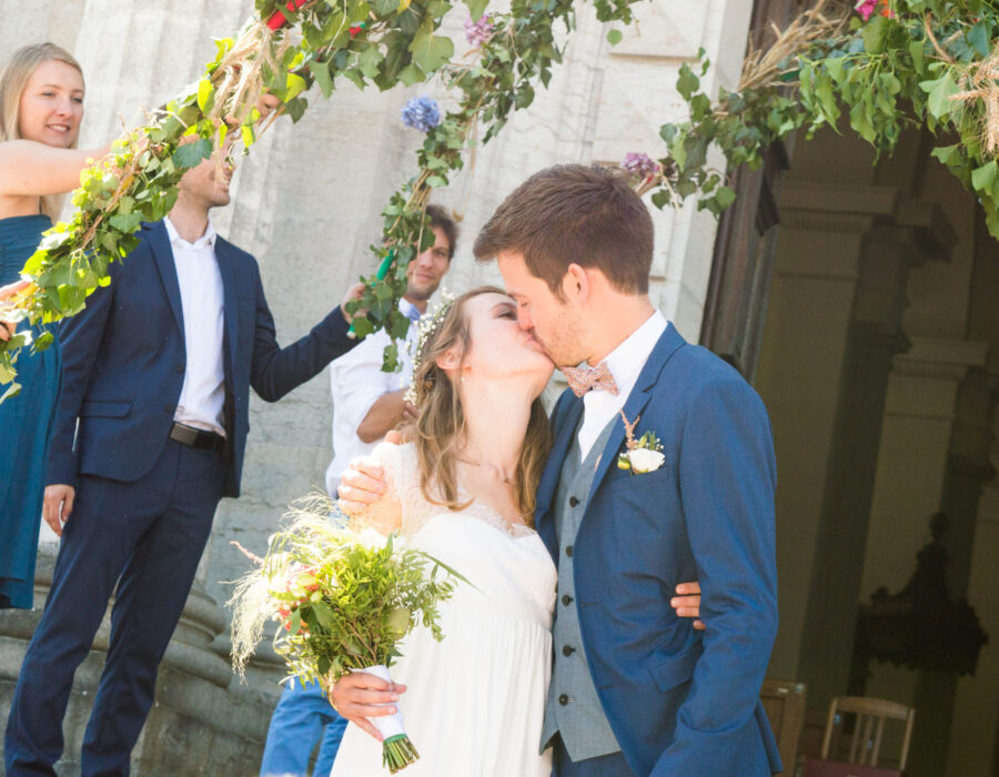 photo baiser mariage sortie église