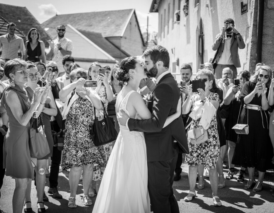 photo noir et blanc mariage sortie église